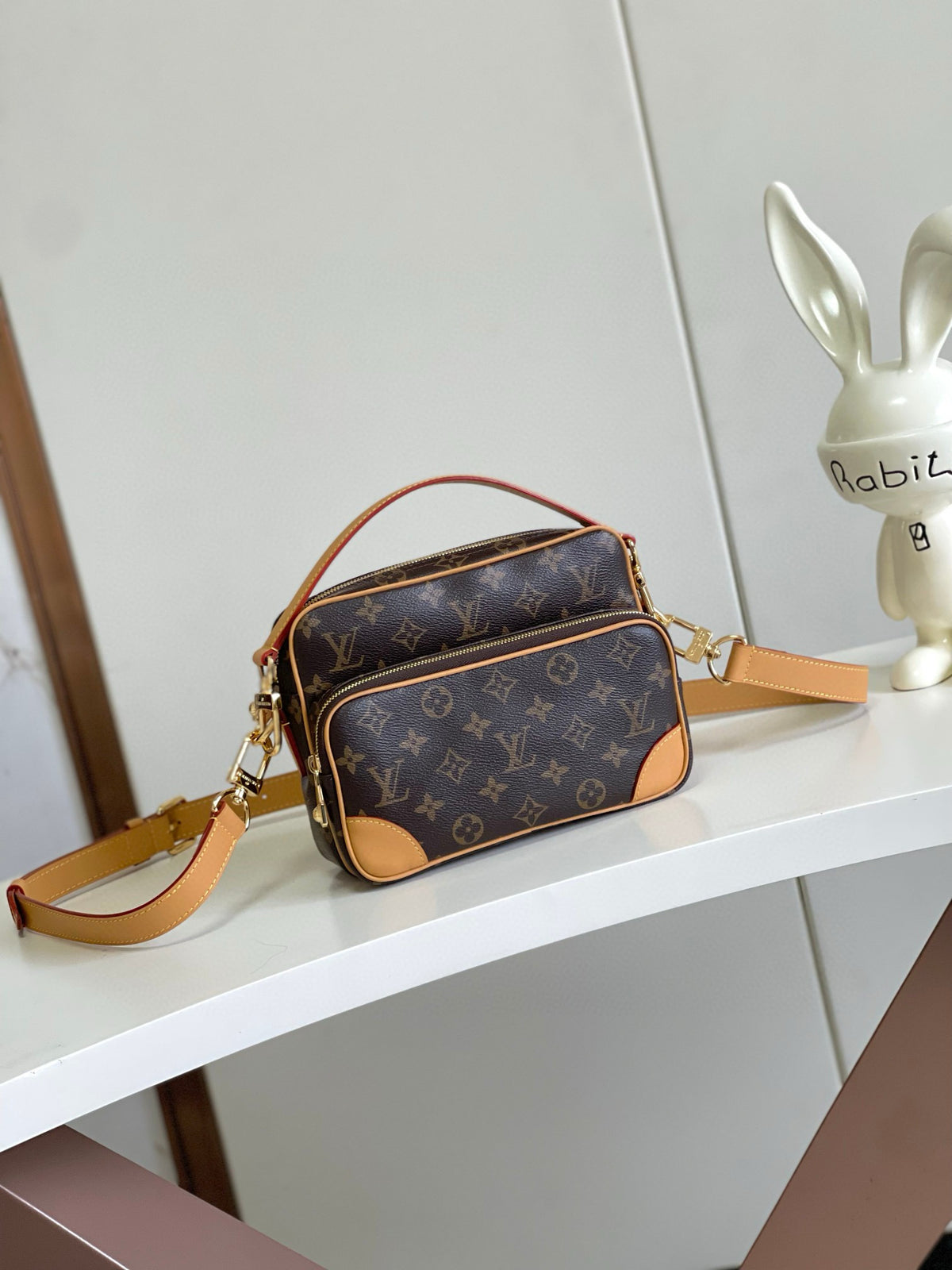 LV MESSENGER BAG