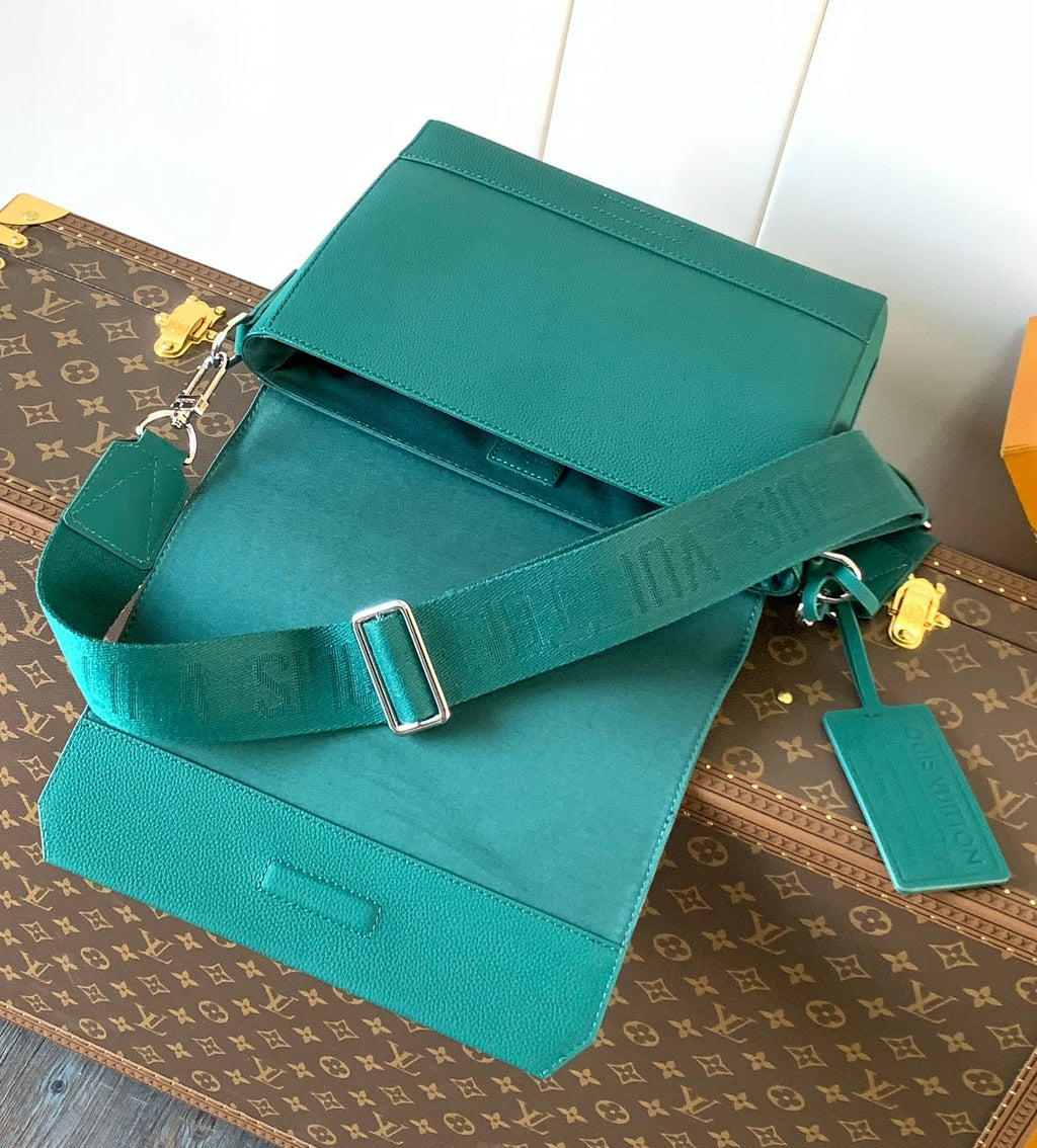 LV MESSENGER BAG