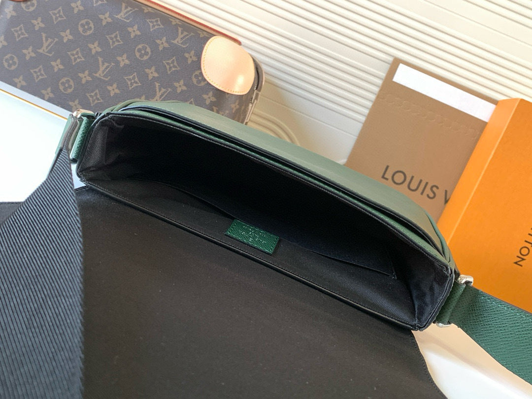 LV MESSENGER BAG