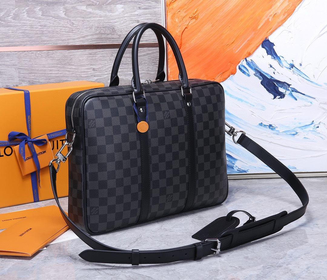 LV MESSENGER BAG
