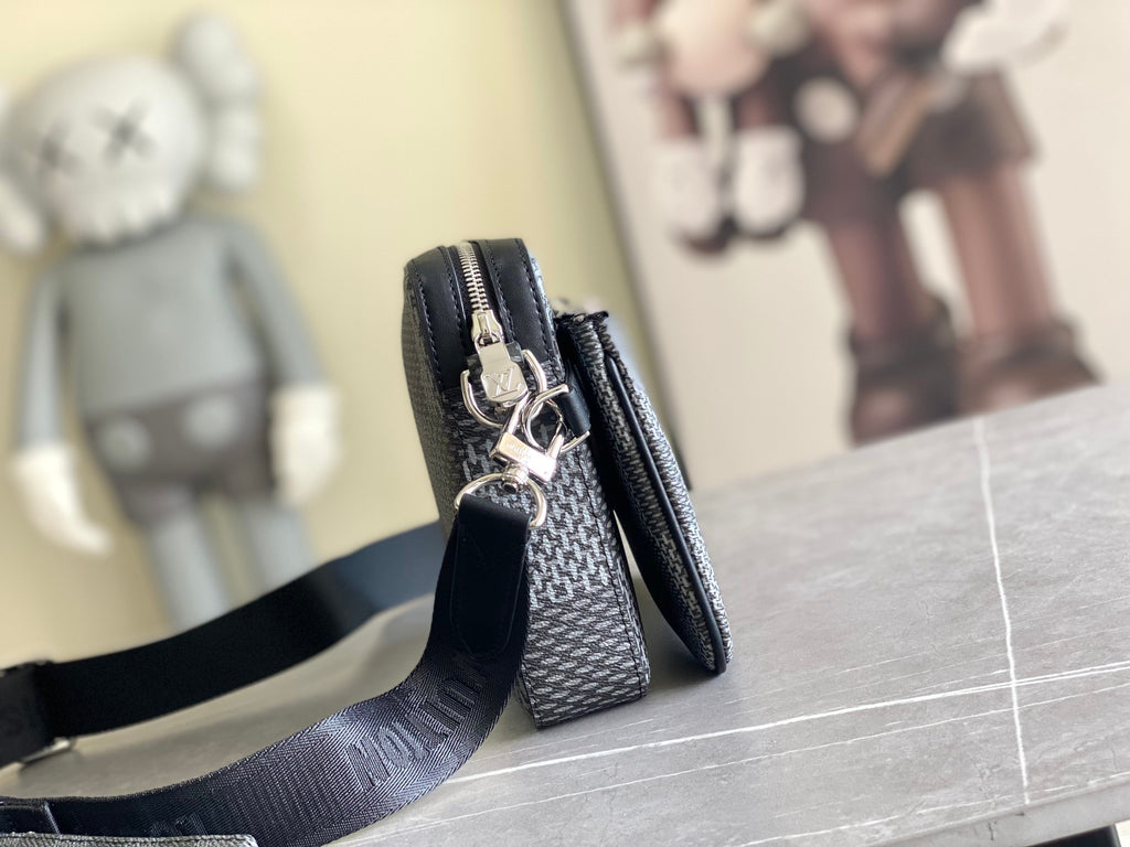 LV MESSENGER BAG