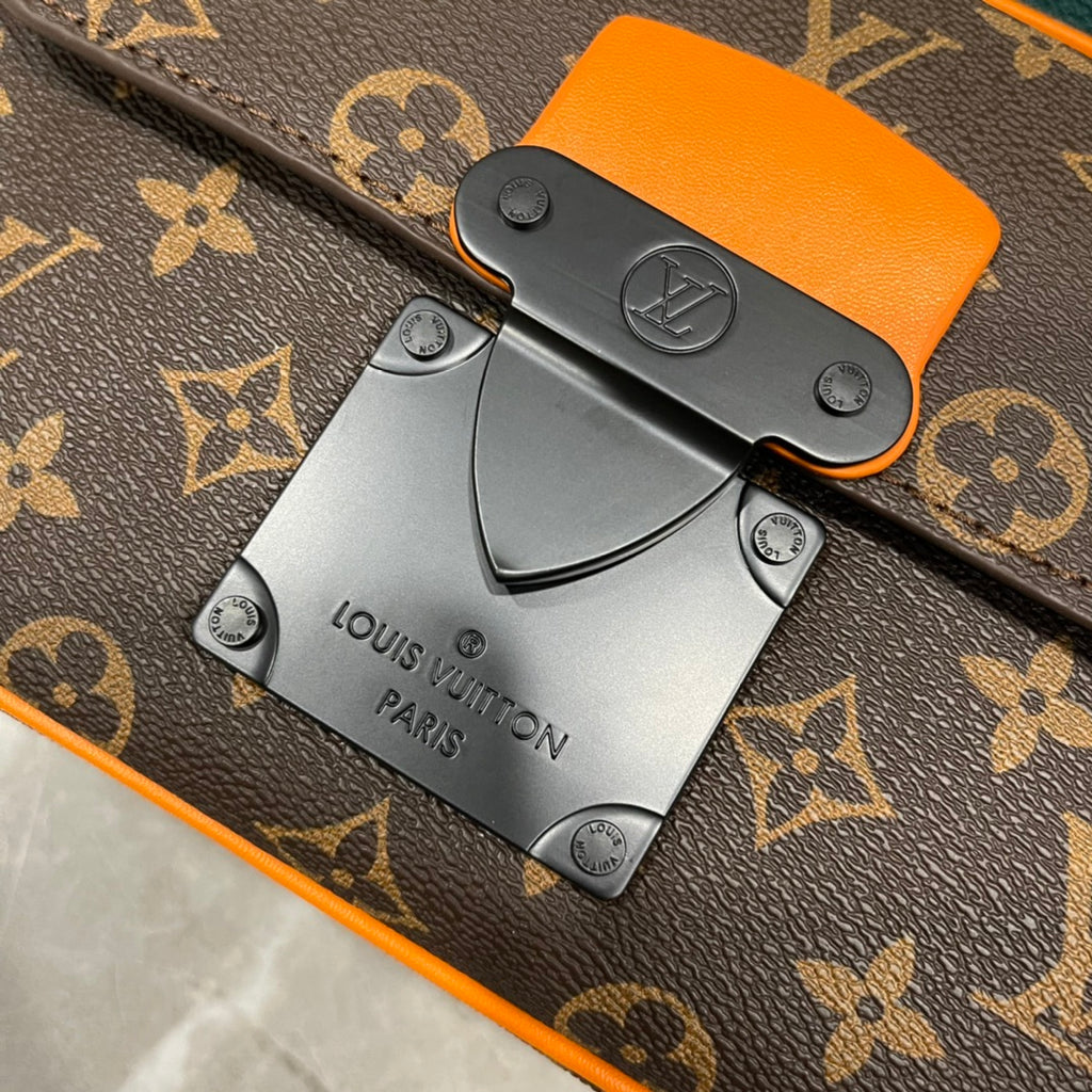 LV MESSENGER BAG