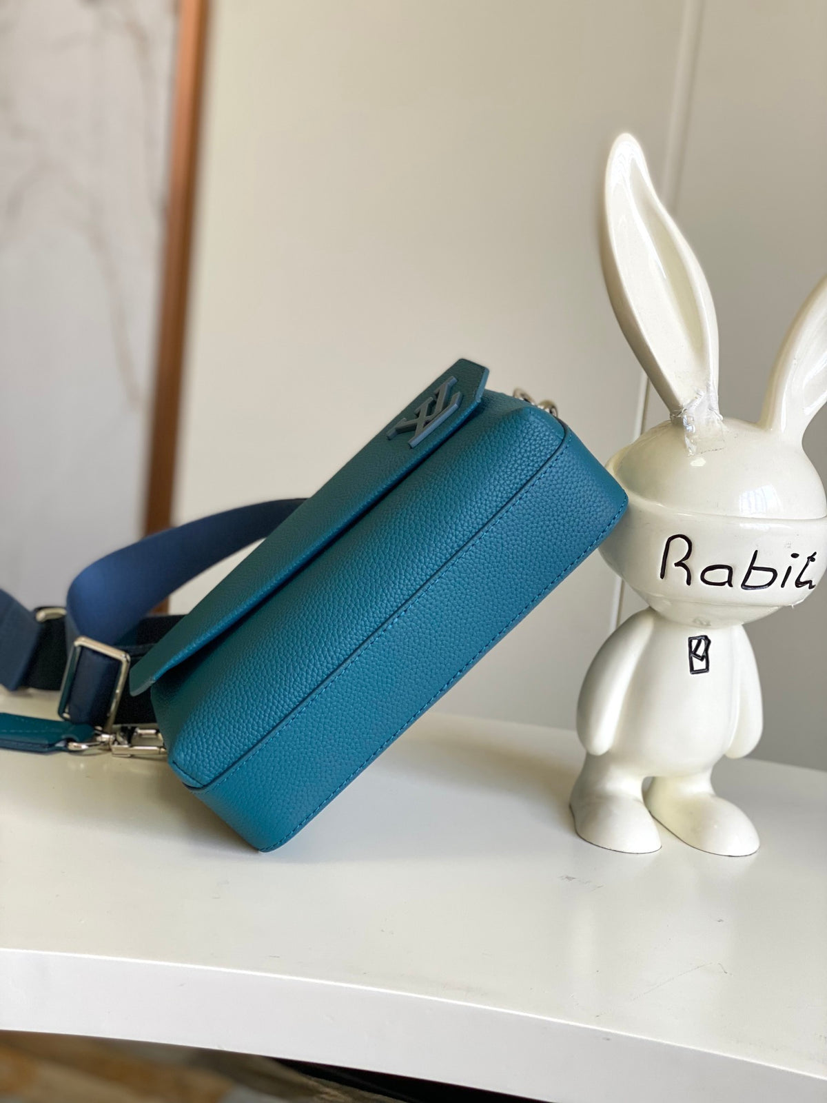 LV MESSENGER BAG