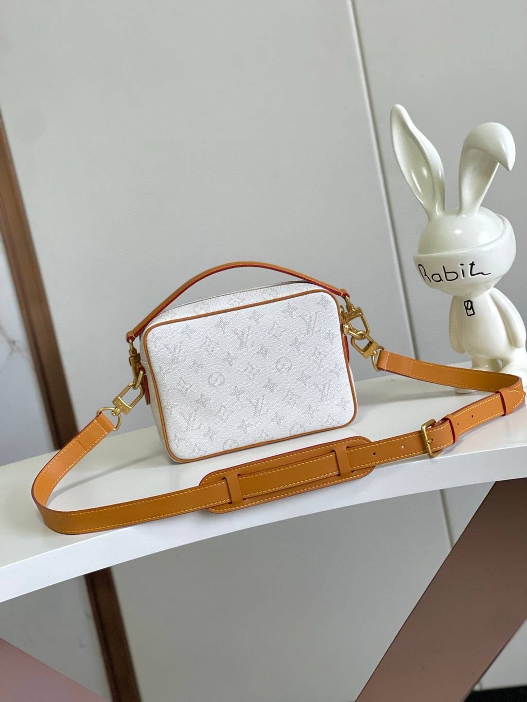 LV MESSENGER BAG