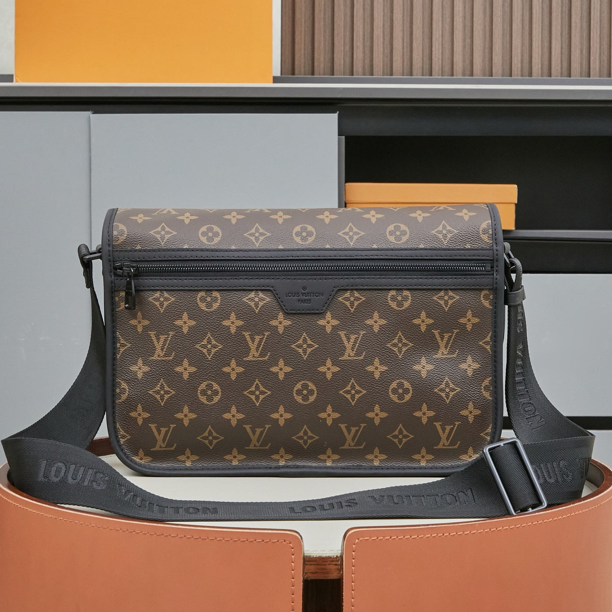 LV MESSENGER BAG