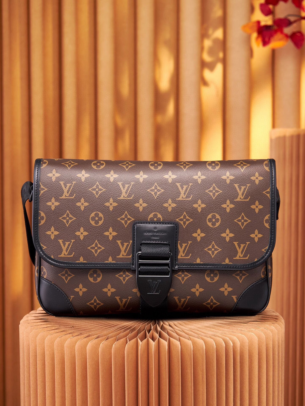 LV MESSENGER BAG