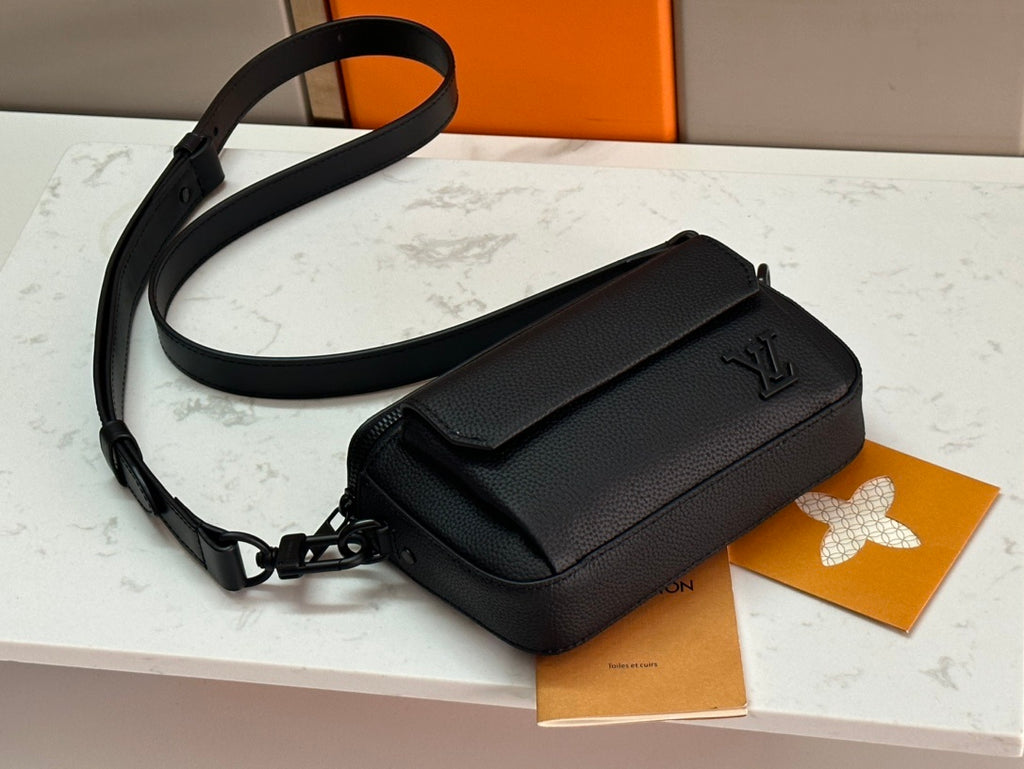 LV MESSENGER BAG