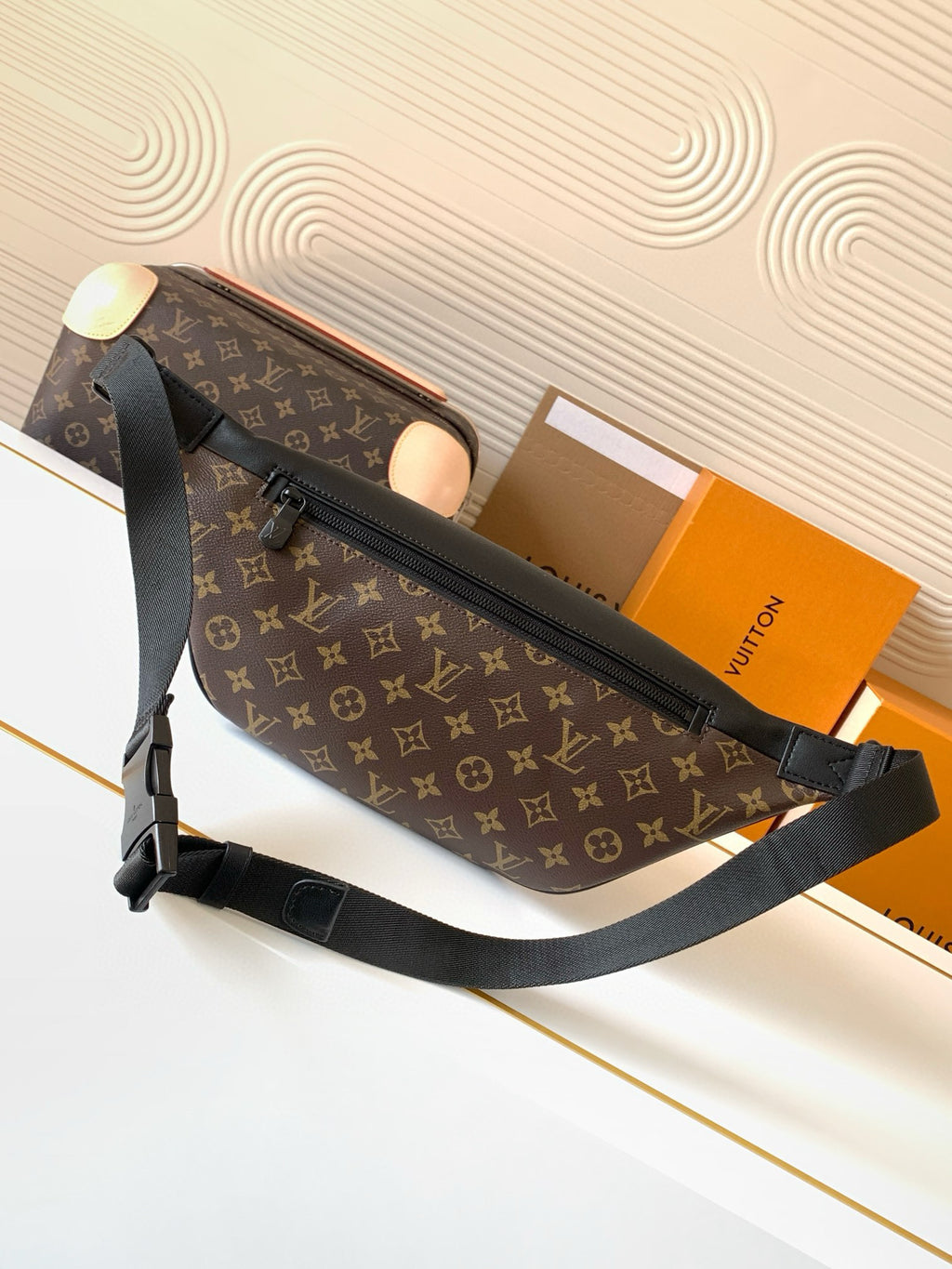 LV MESSENGER BAG