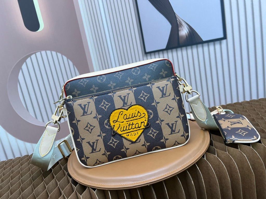 LV MESSENGER BAG