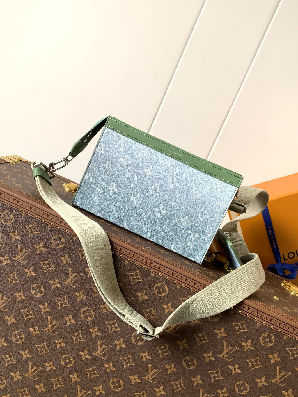 LV MESSENGER BAG
