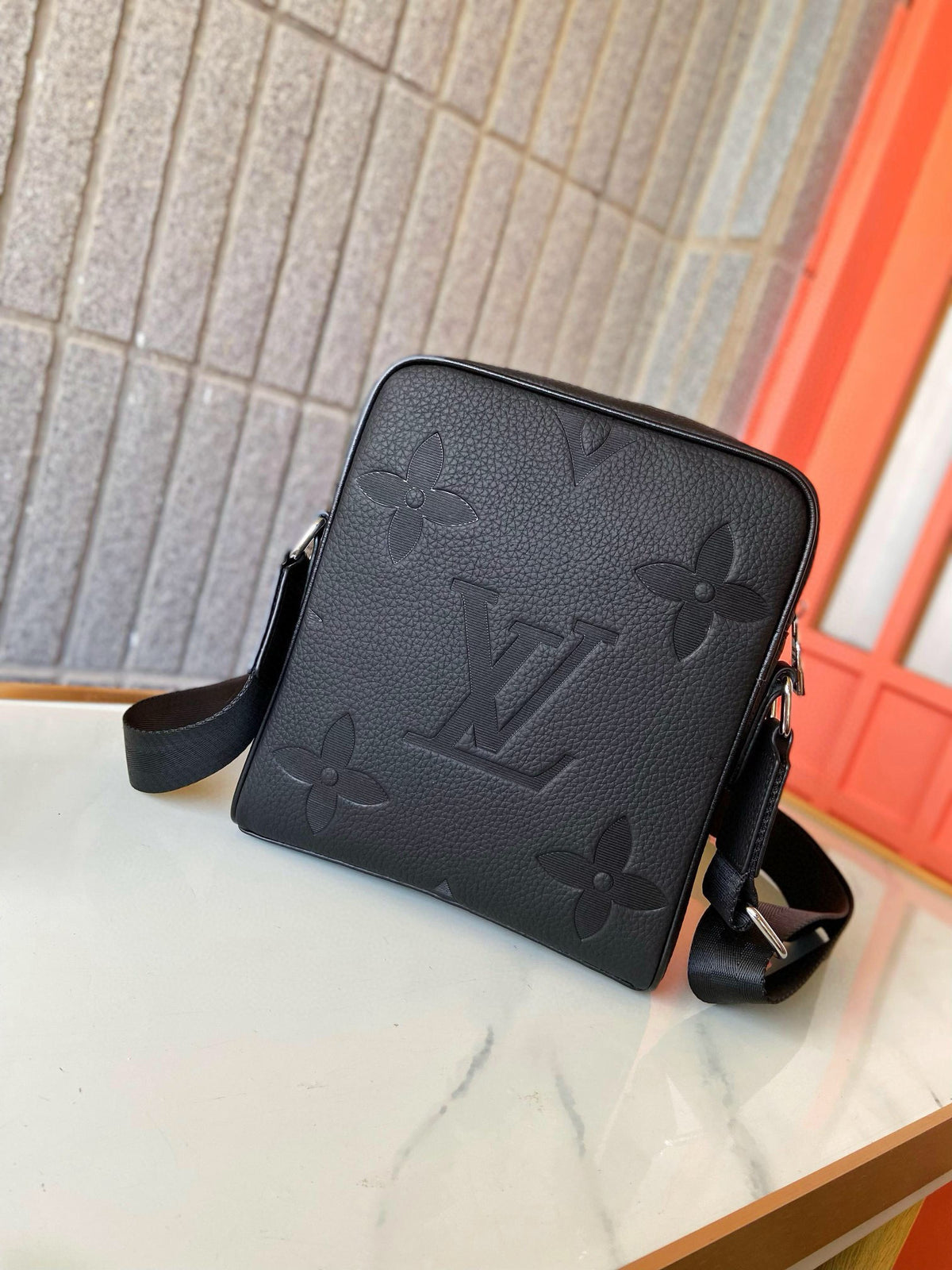 LV MESSENGER BAG