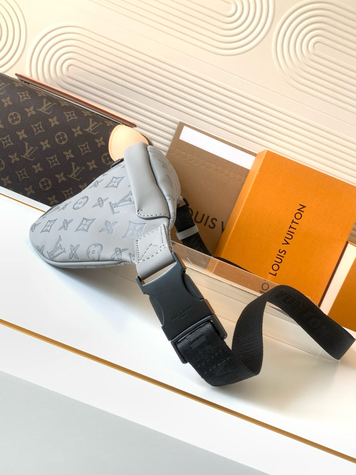 LV MESSENGER BAG