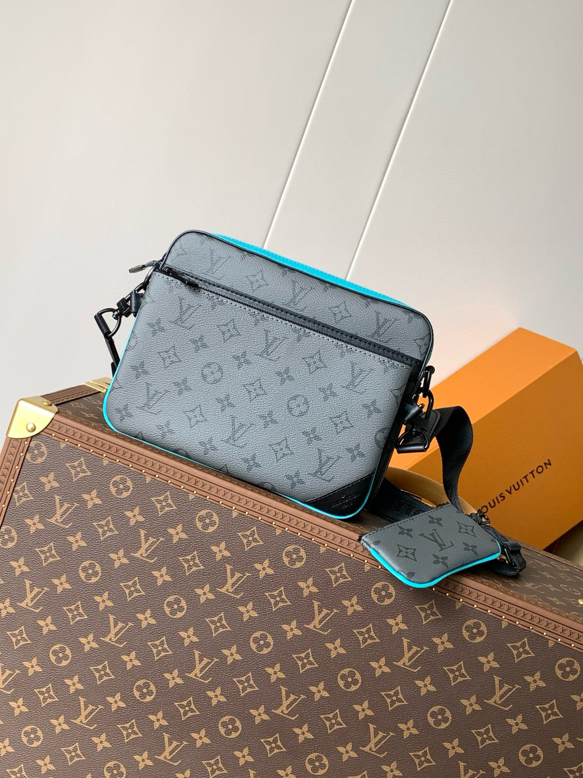 LV MESSENGER BAG