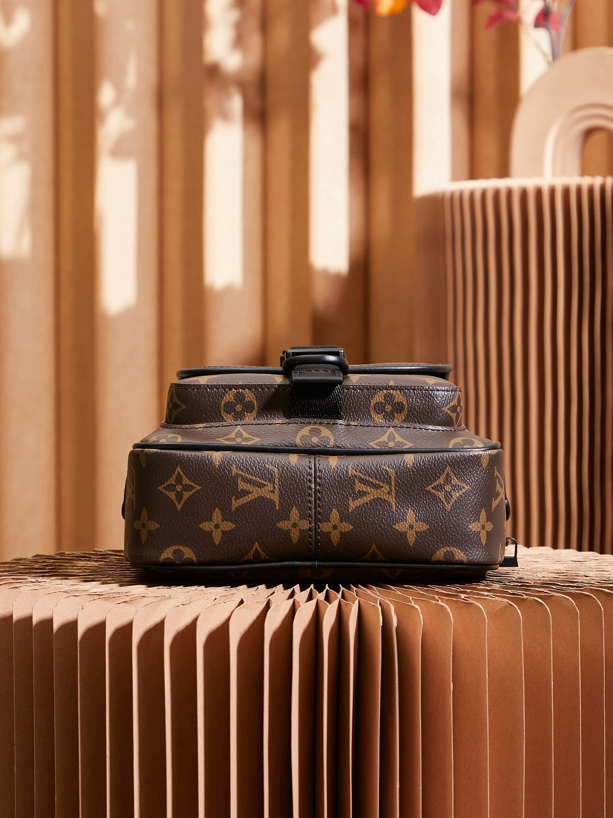 LV MESSENGER BAG