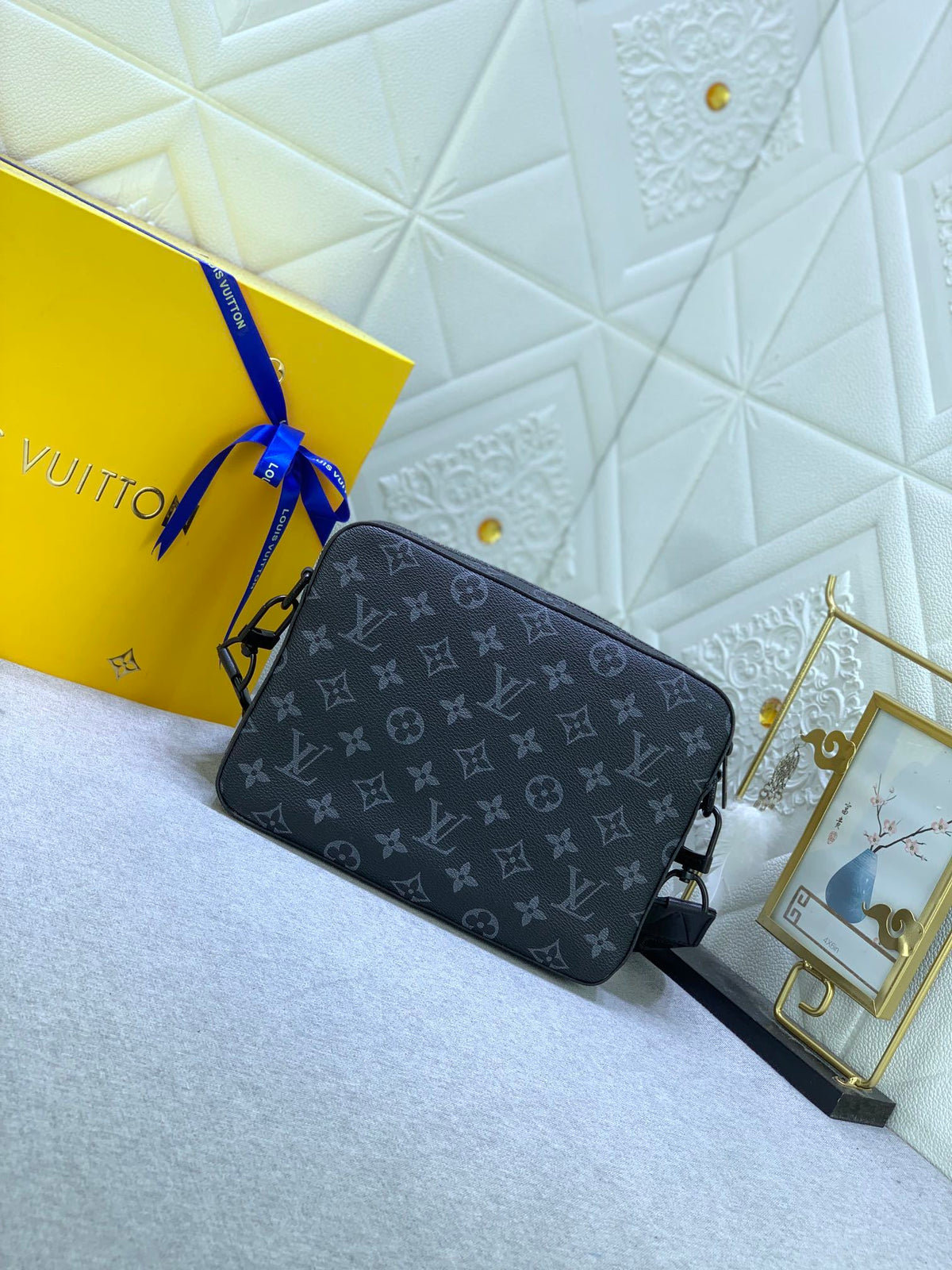 LV MESSENGER BAG