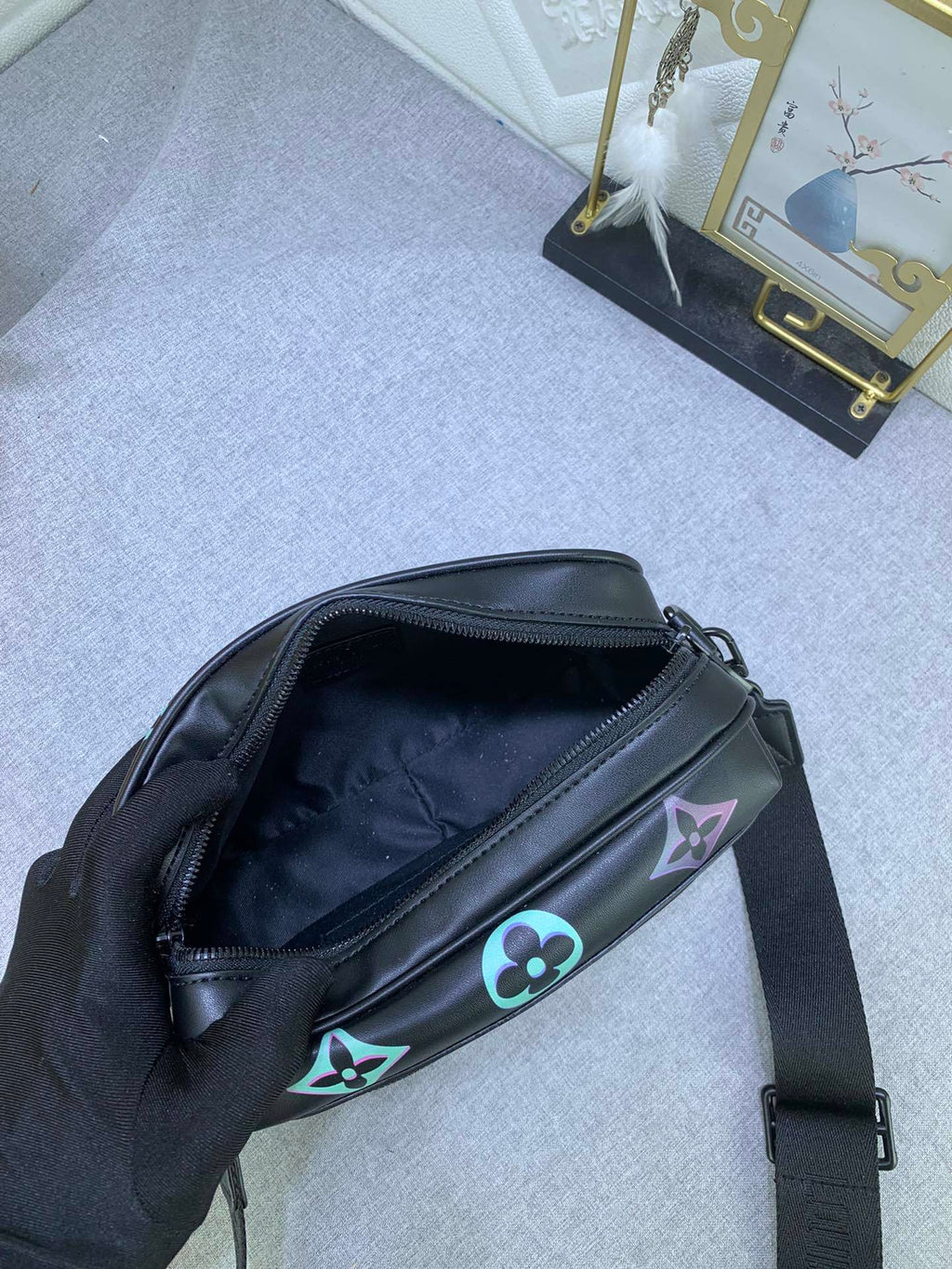 LV MESSENGER BAG