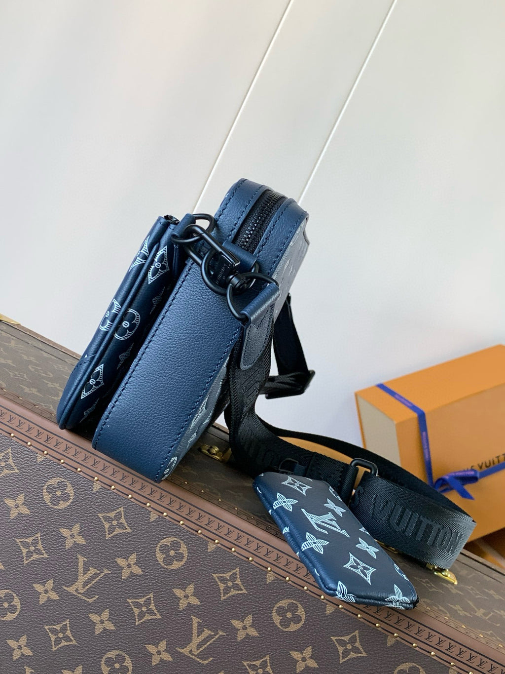 LV MESSENGER BAG