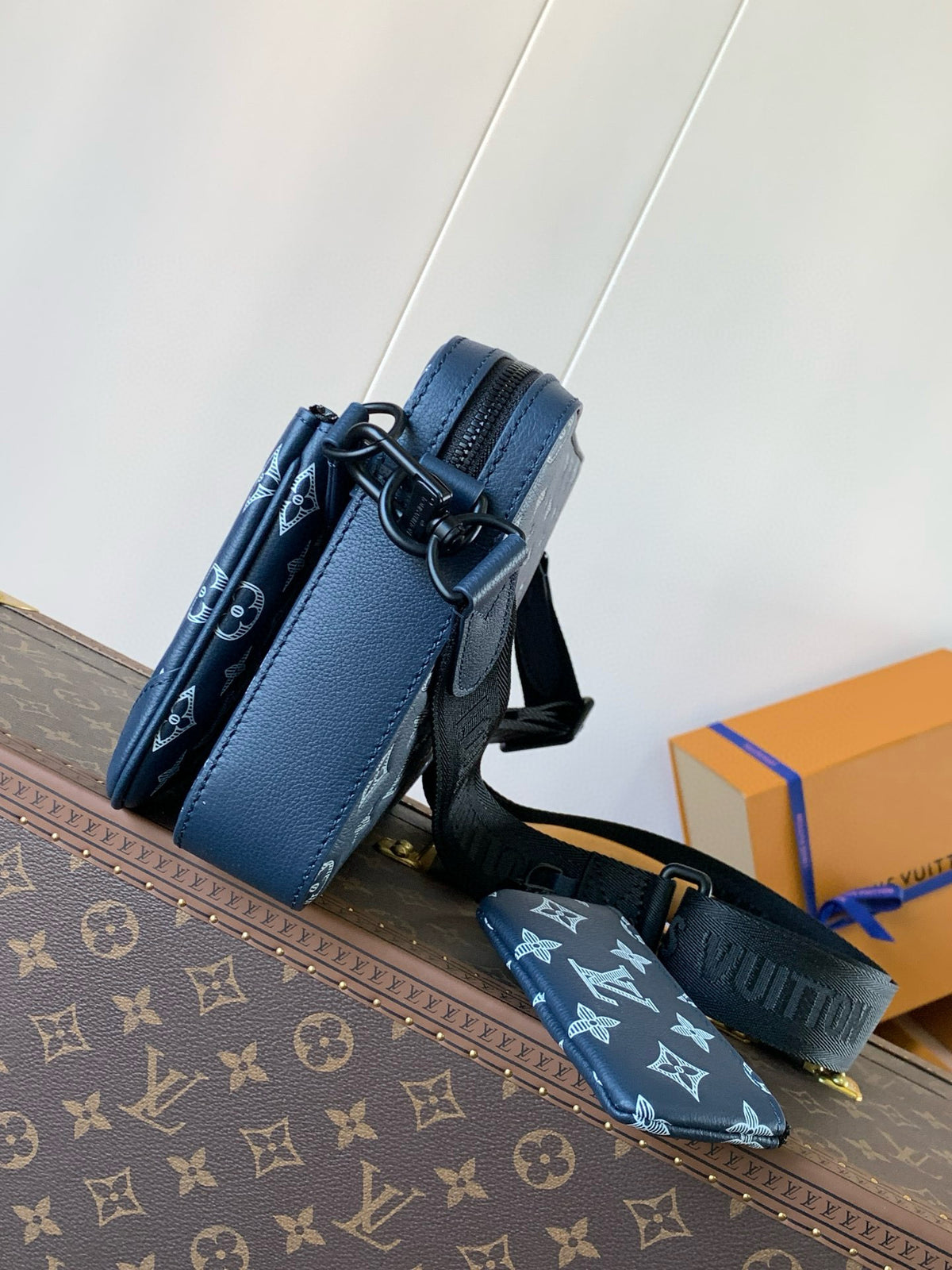 LV MESSENGER BAG