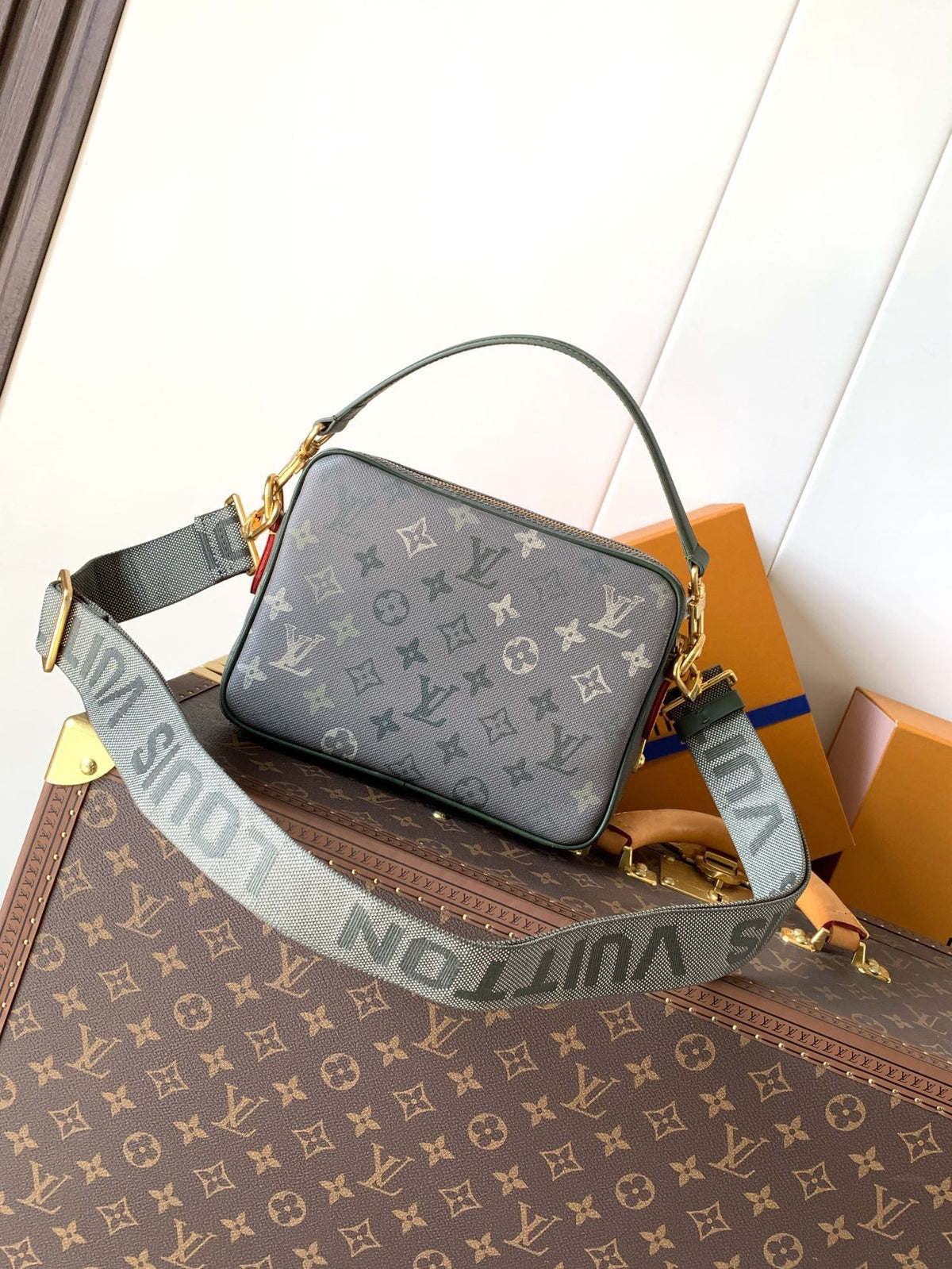 LV MESSENGER BAG