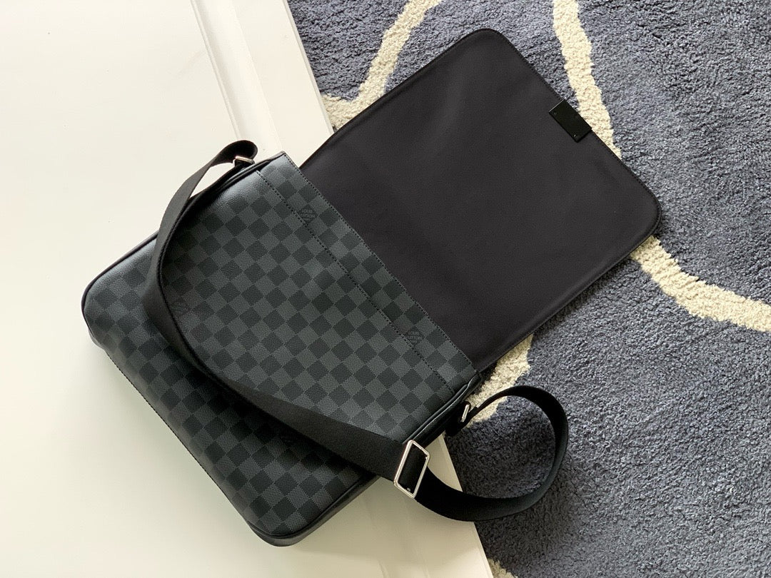 LV MESSENGER BAG