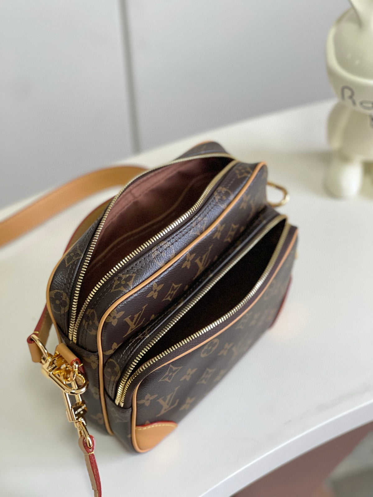 LV MESSENGER BAG