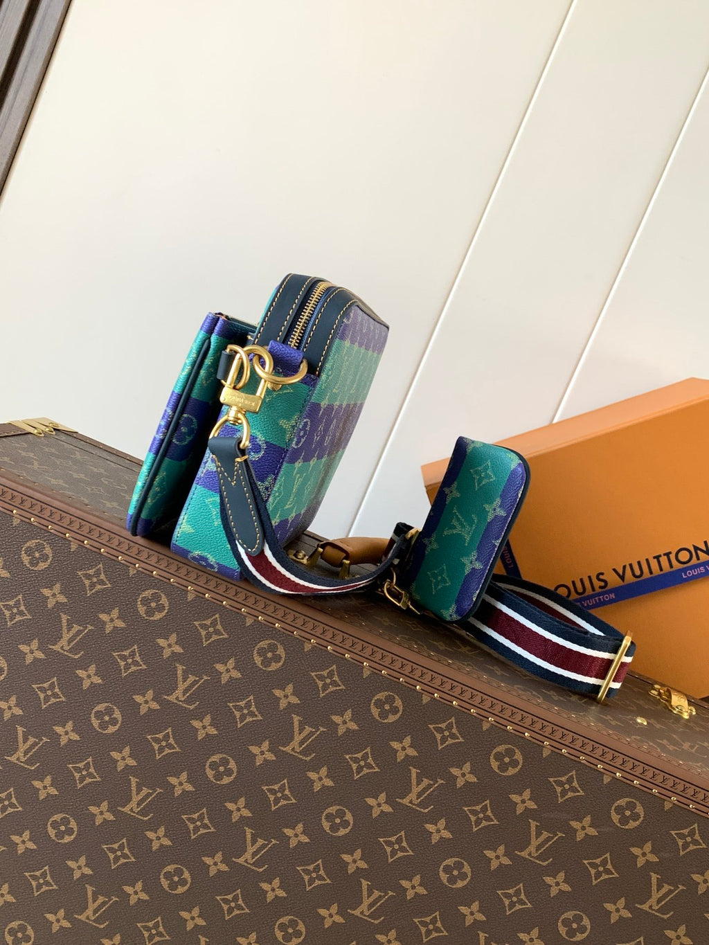 LV MESSENGER BAG