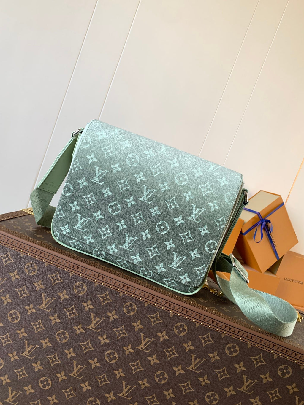 LV MESSENGER BAG