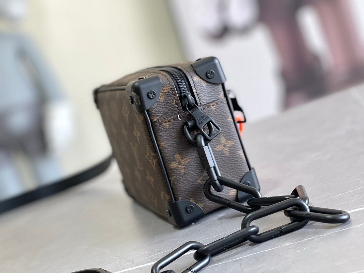 LV MESSENGER BAG