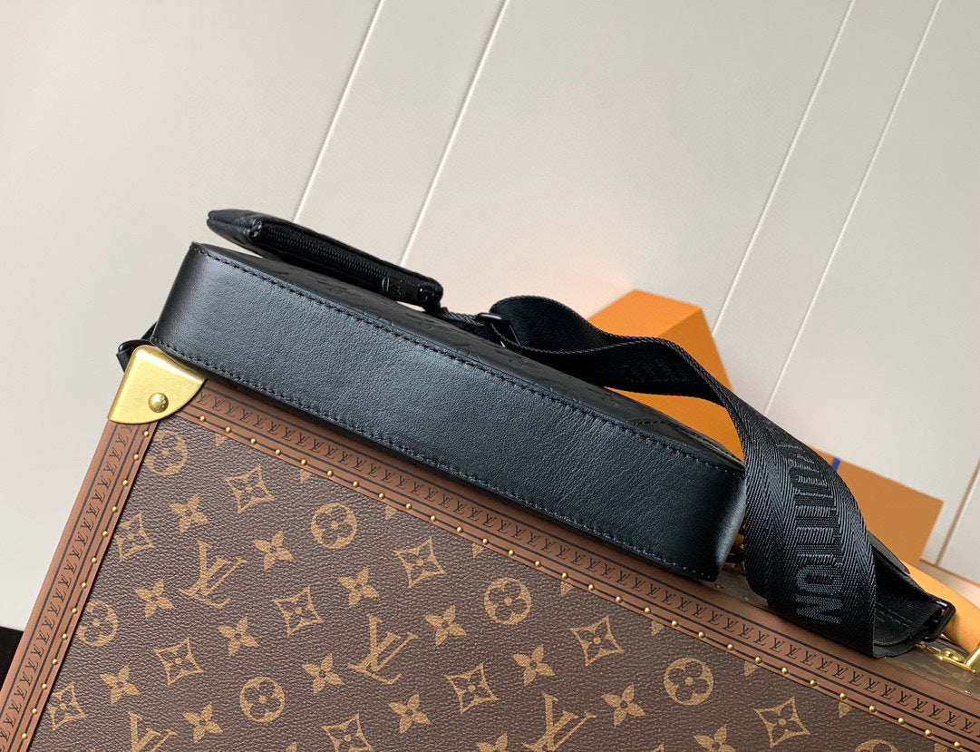 LV MESSENGER BAG