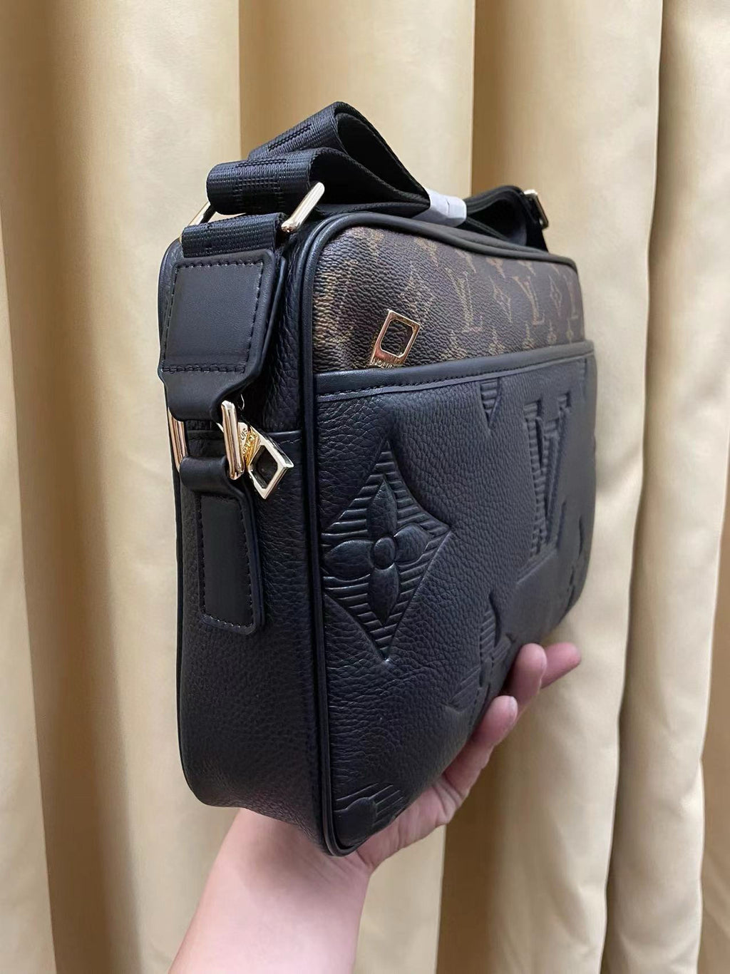LV MESSENGER BAG