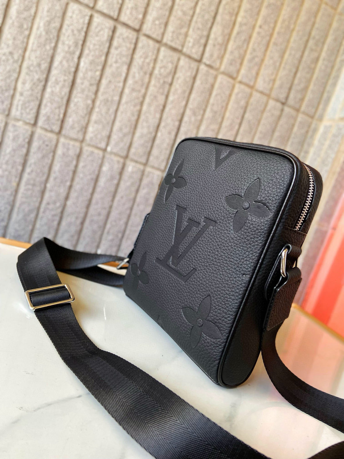 LV MESSENGER BAG