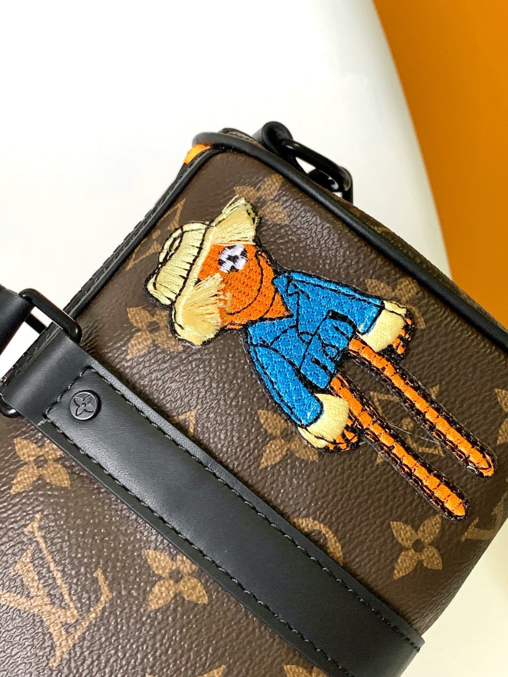 LV MESSENGER BAG