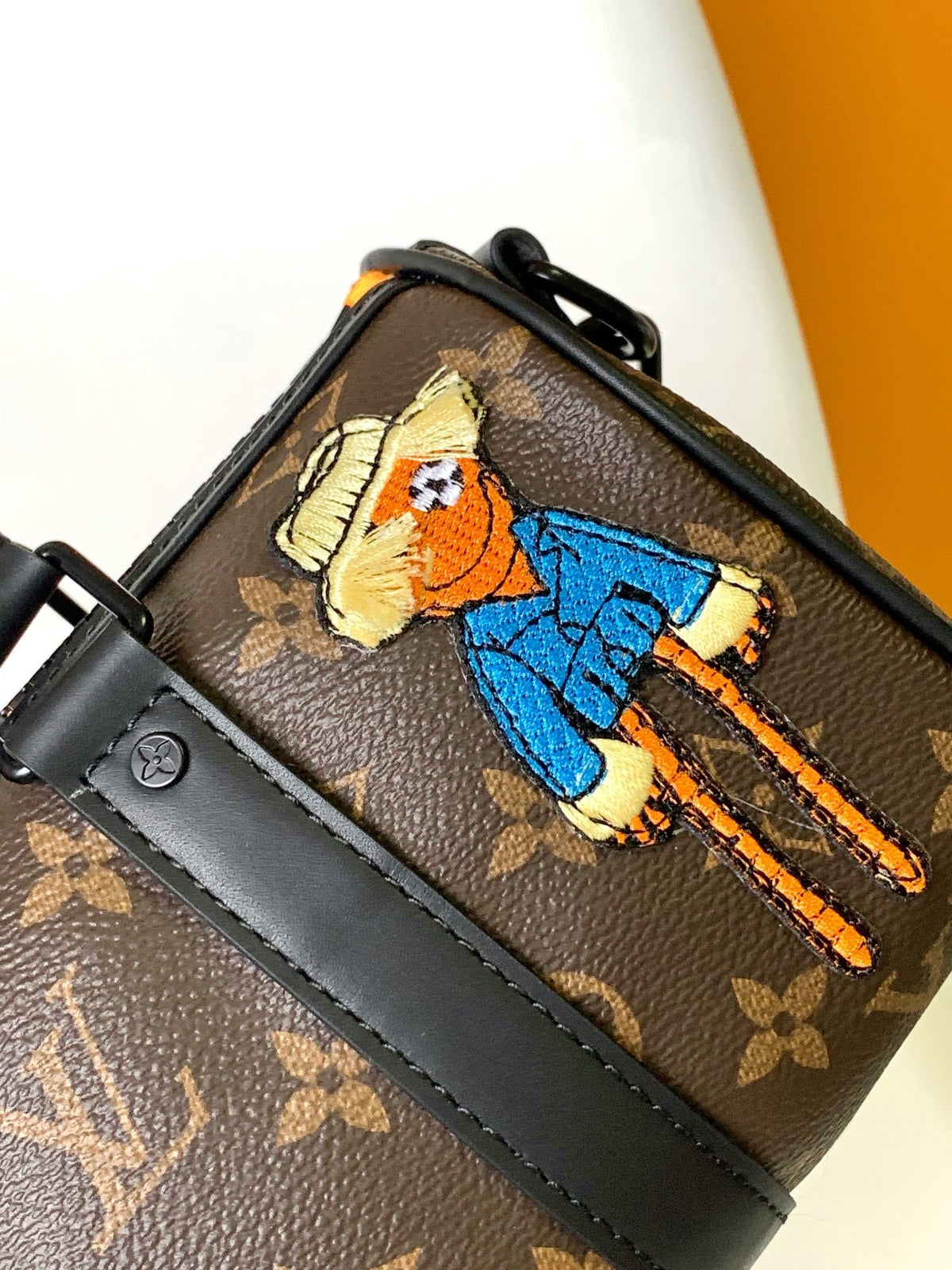 LV MESSENGER BAG