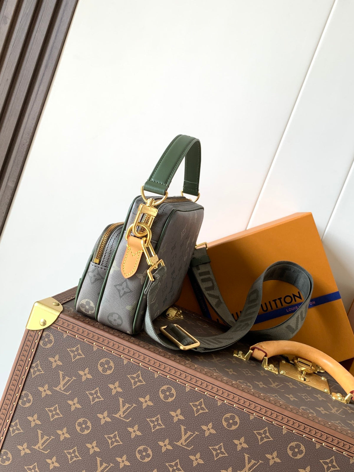 LV MESSENGER BAG