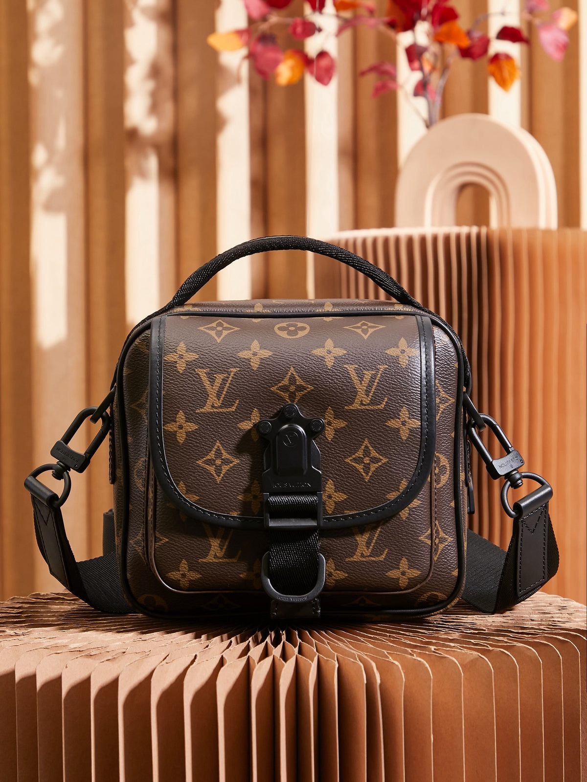 LV MESSENGER BAG