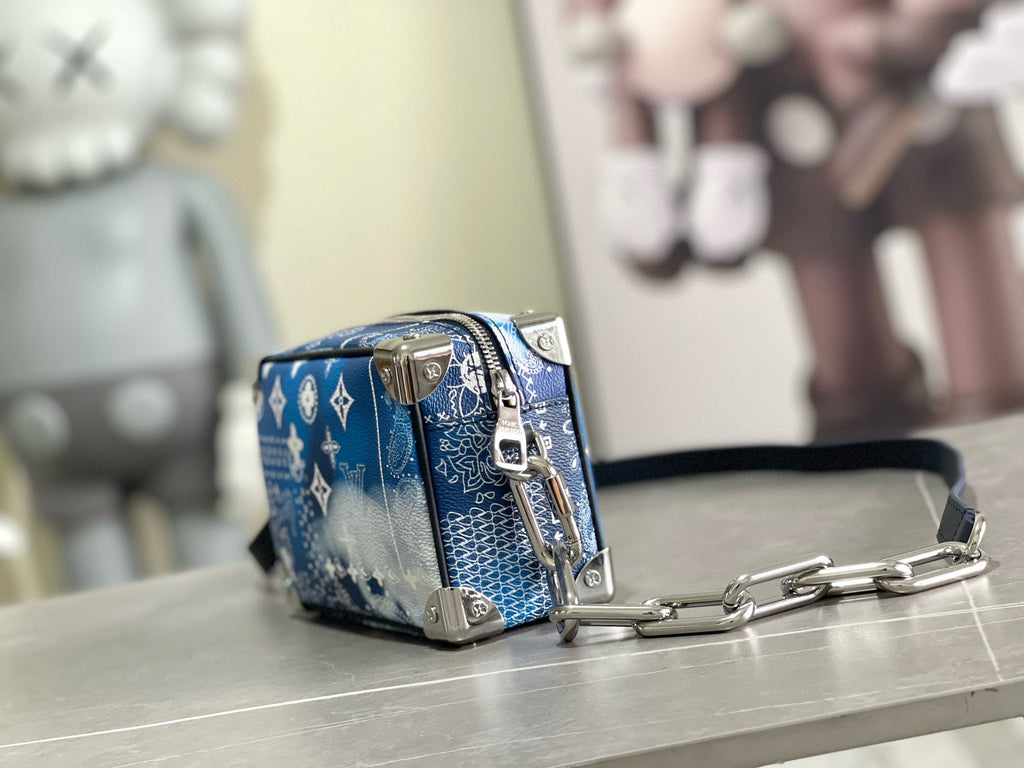 LV MESSENGER BAG