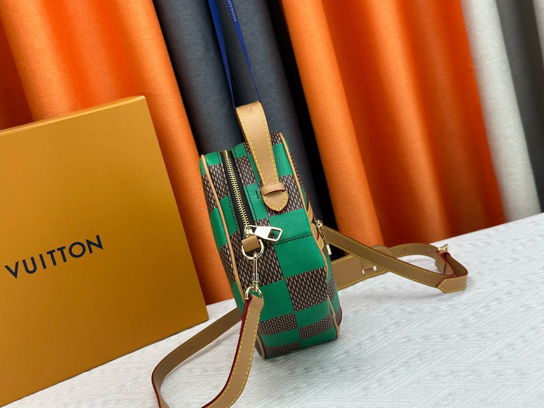 LV MESSENGER BAG