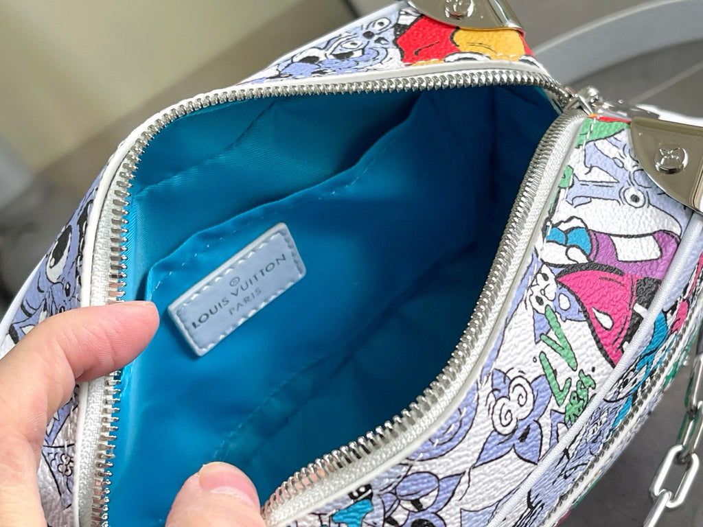 LV MESSENGER BAG
