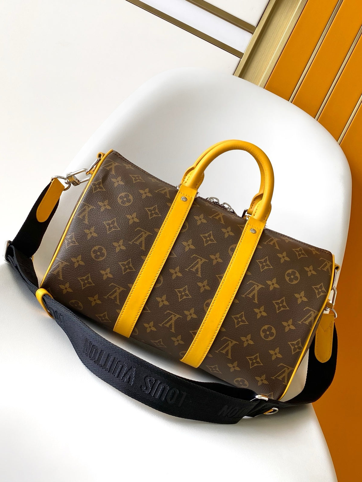 LV MESSENGER BAG