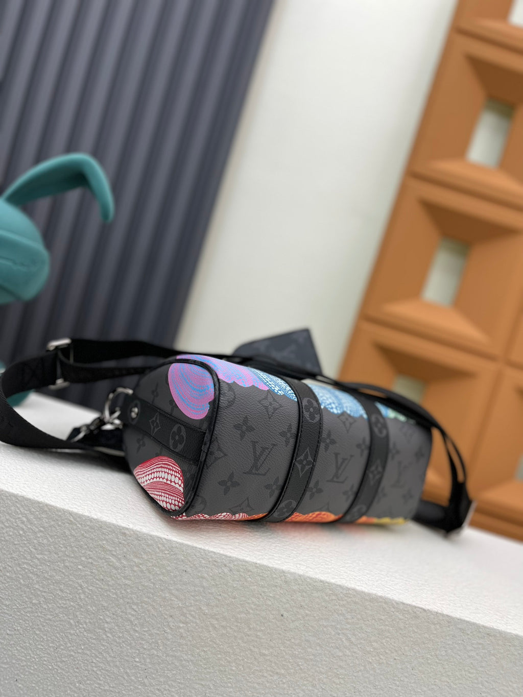 LV MESSENGER BAG