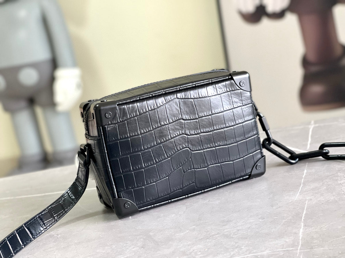 LV MESSENGER BAG
