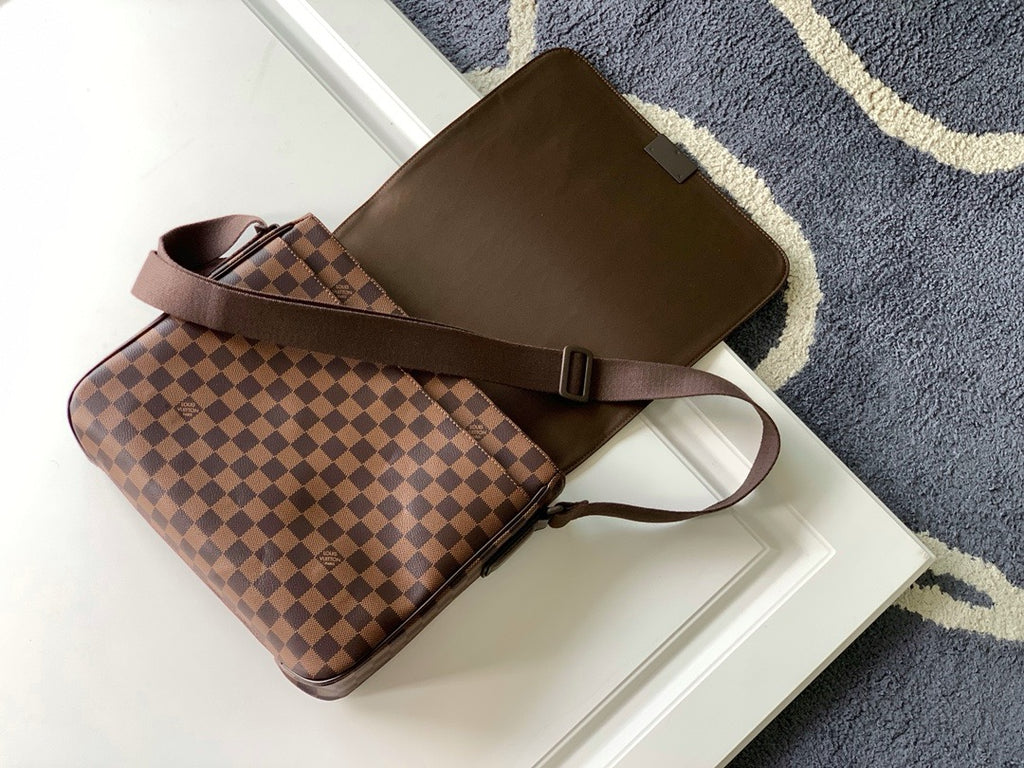 LV MESSENGER BAG
