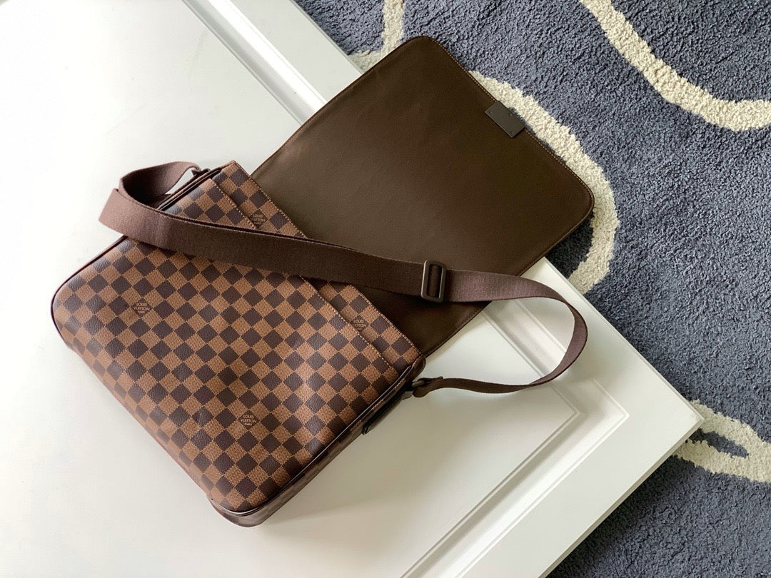 LV MESSENGER BAG