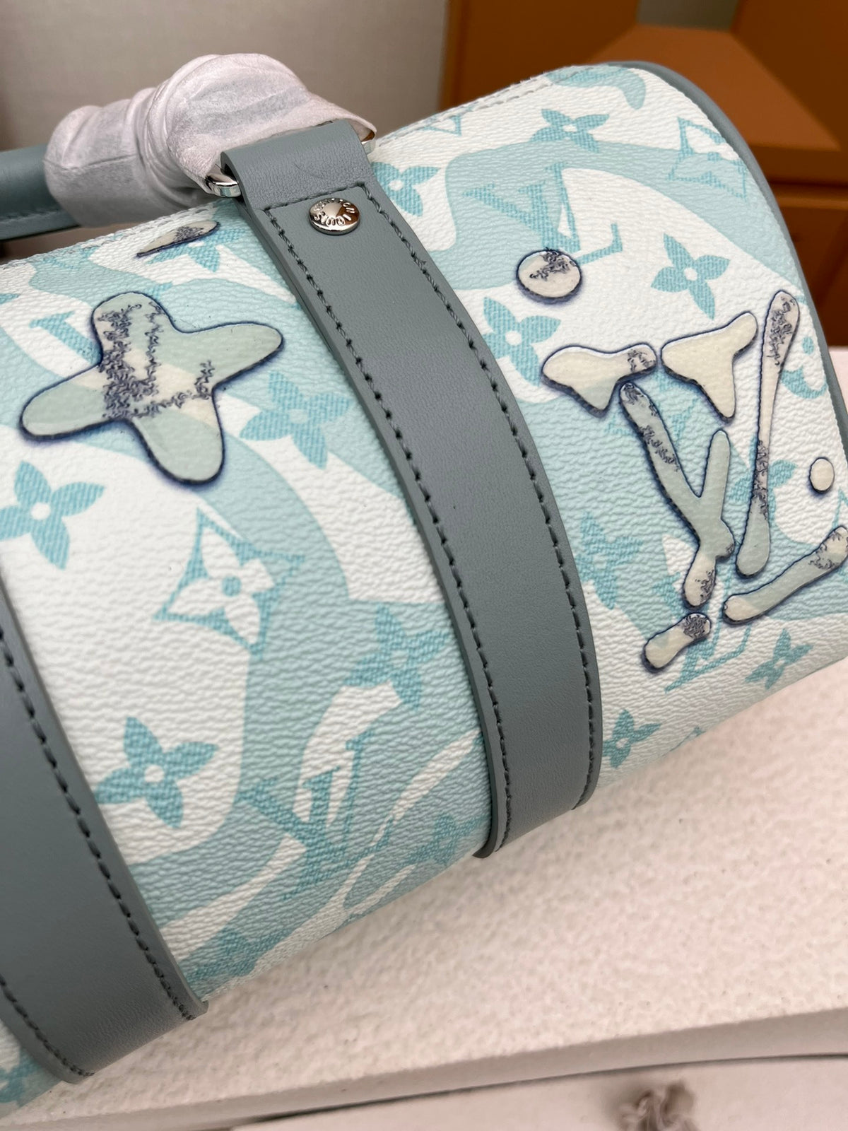 LV MESSENGER BAG