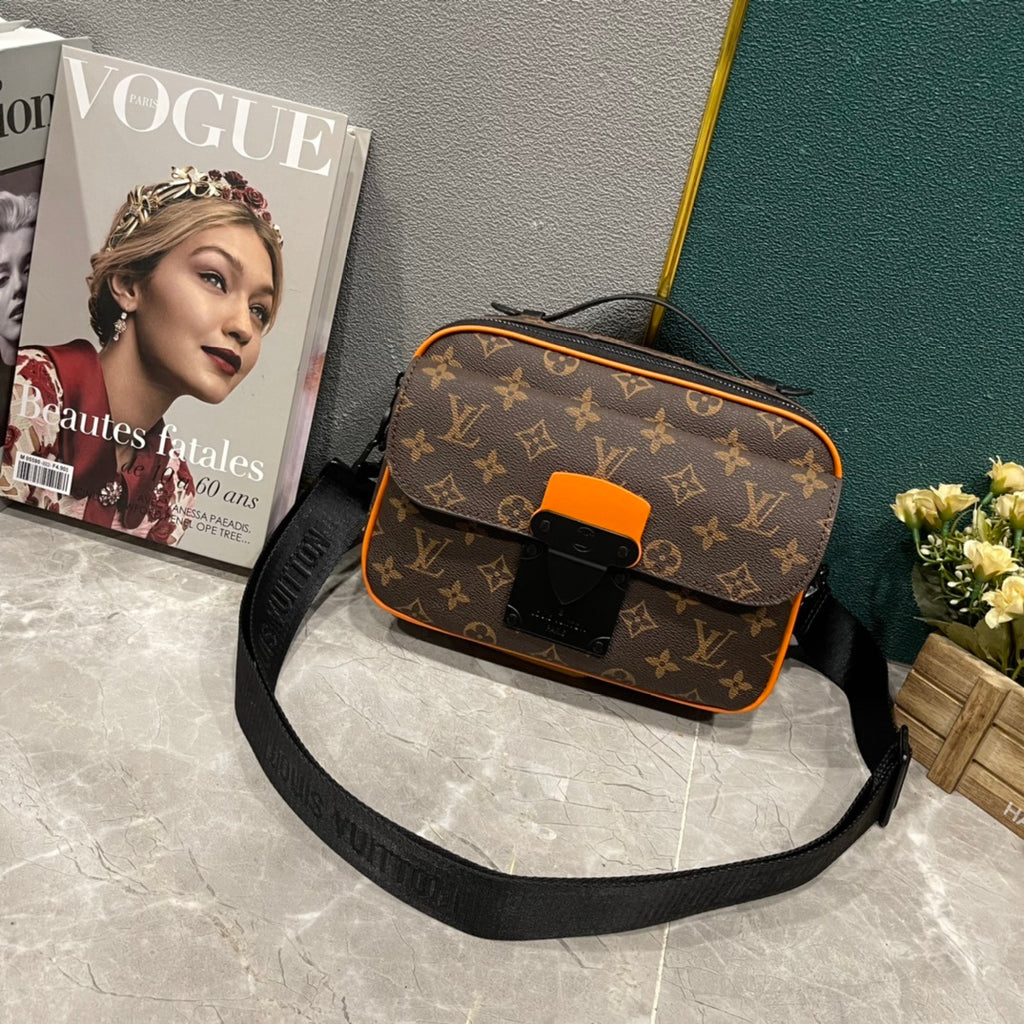 LV MESSENGER BAG