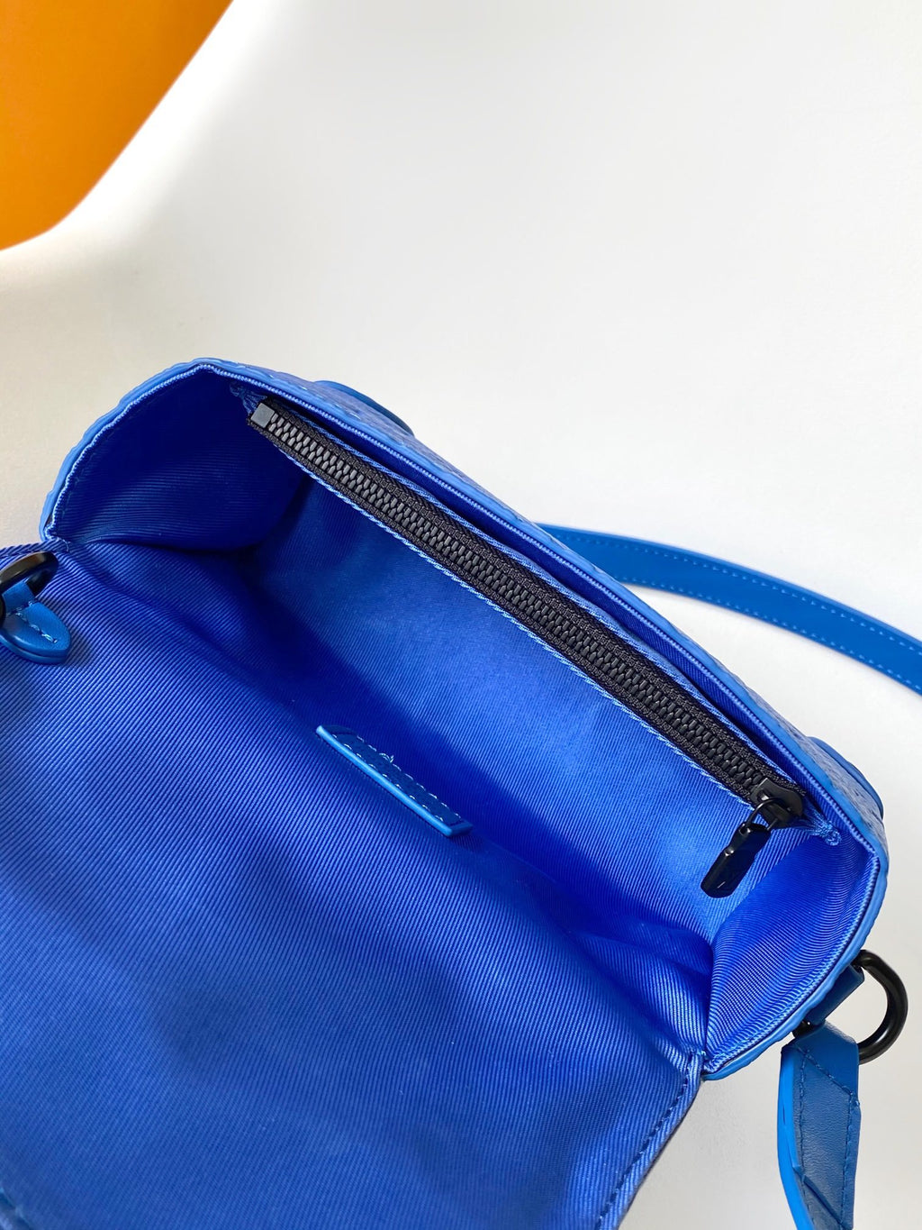 LV MESSENGER BAG
