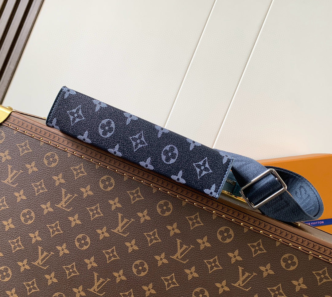 LV MESSENGER BAG