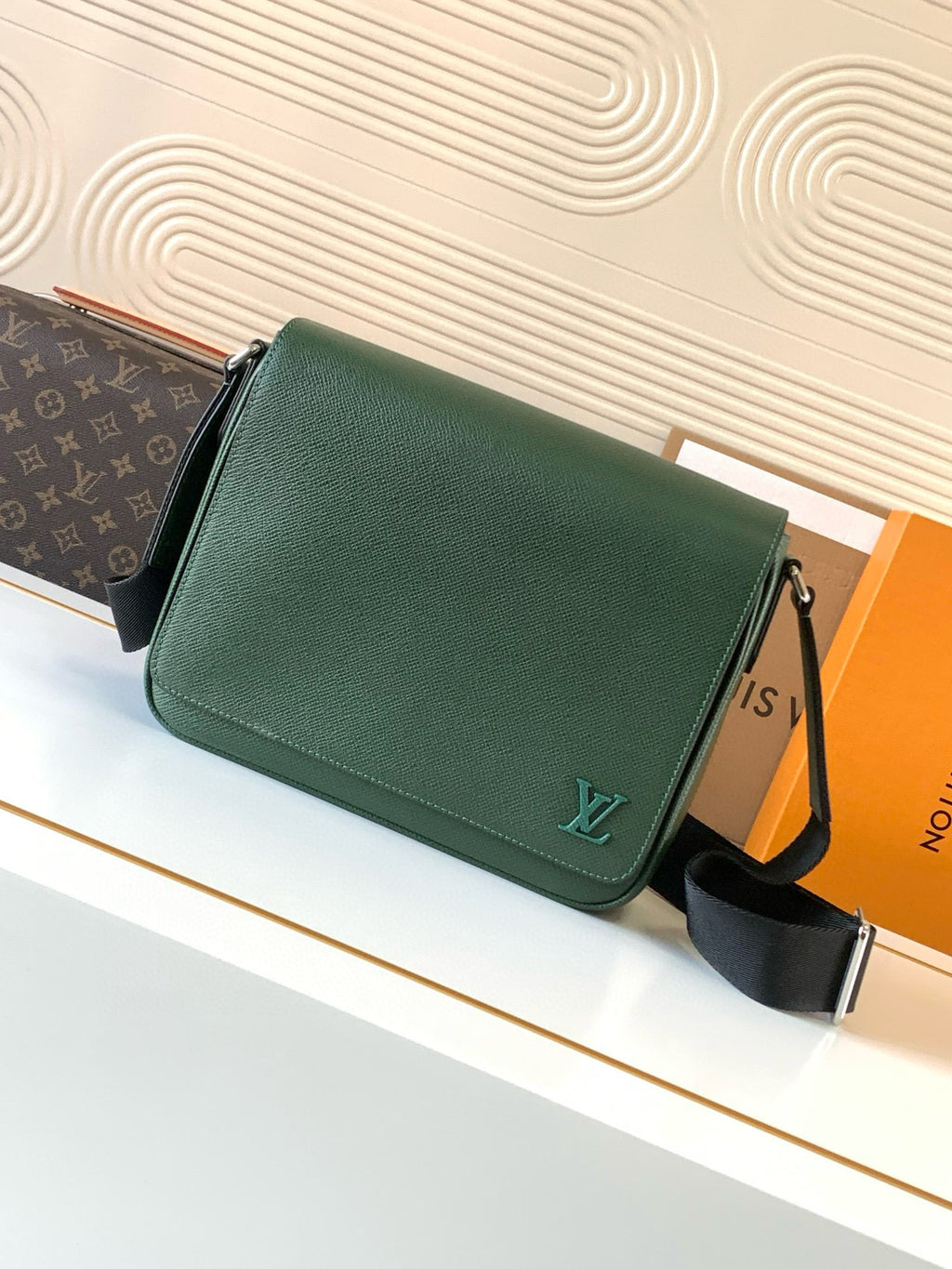 LV MESSENGER BAG