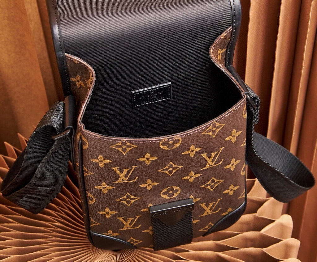 LV MESSENGER BAG
