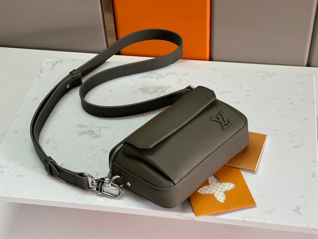 LV MESSENGER BAG